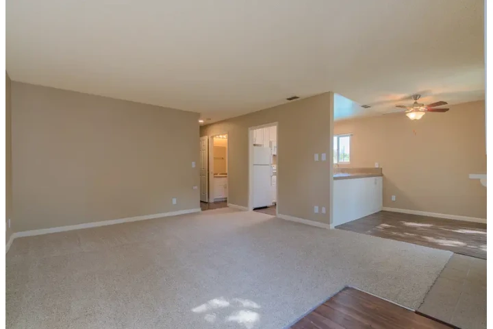 $915 : Modern One-Bedroom Apartment image 1