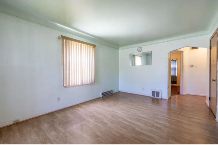 $900 : Nestled in a quiet friendly St image 6