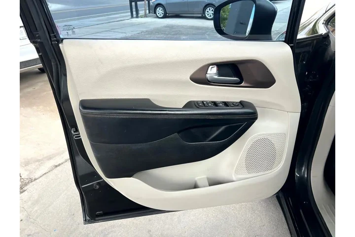 2017 Pacifica LX image 10
