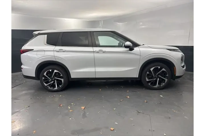 $14632 : Mitsubishi Outlander 2022 AW image 2