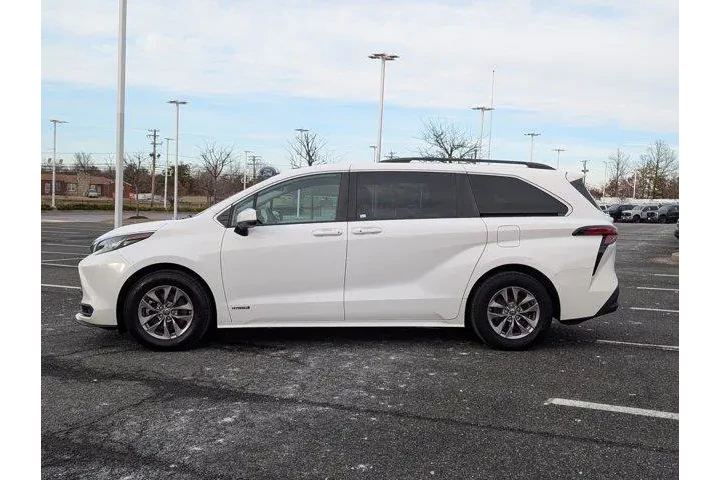 $26980 : Toyota Sienna 2021 LE 8-Pass image 6