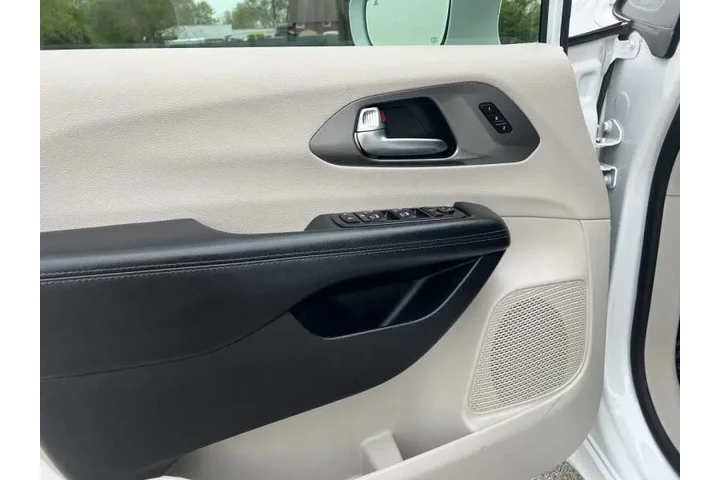 $15997 : 2019 Pacifica Limited image 10