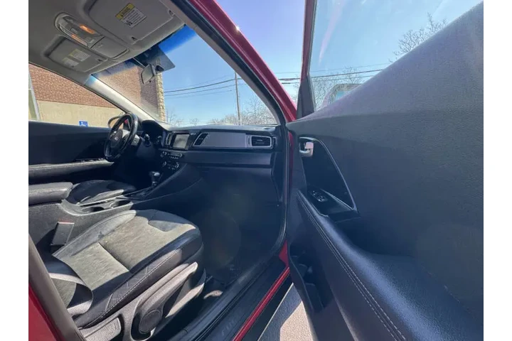 $7999 : 2017 Niro EX image 10