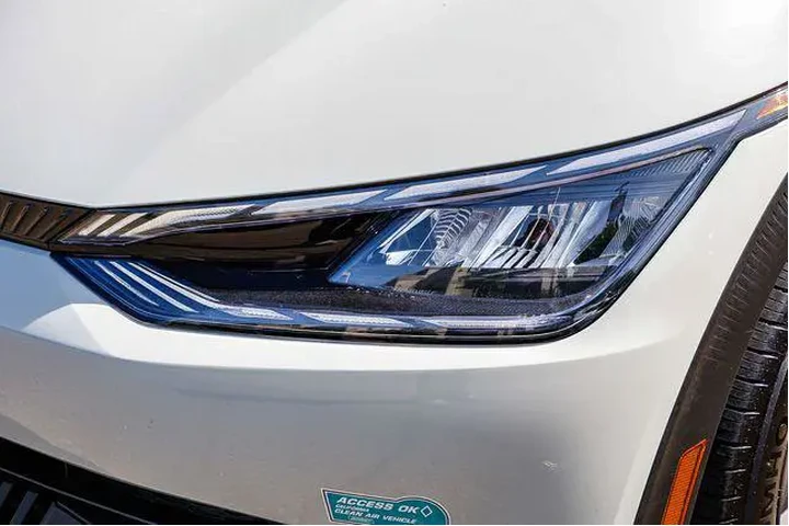 $27480 : Kia EV6 2024 AWD Light Long image 2