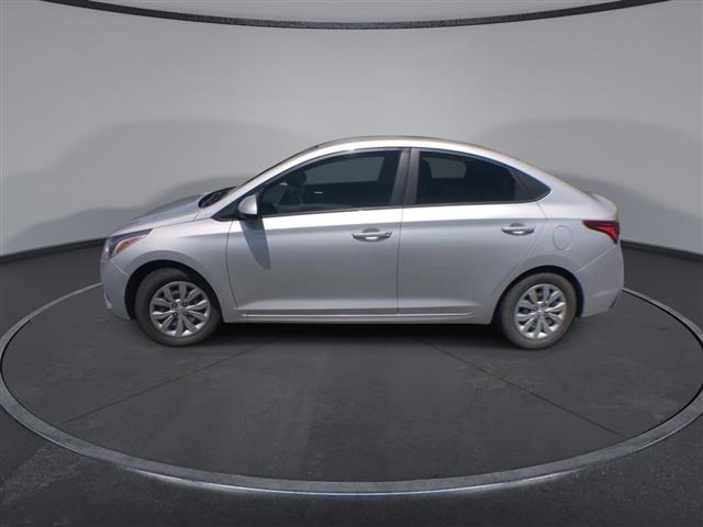 $12700 : PRE-OWNED 2018 HYUNDAI ACCENT image 5