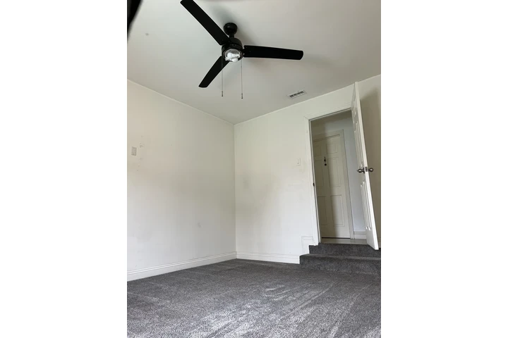 $1000 : Rento Cuarto image 1