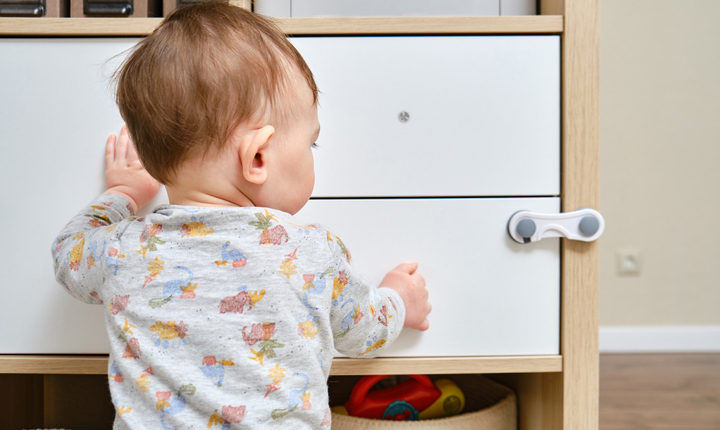 Bebé tratando de abrir un mueble