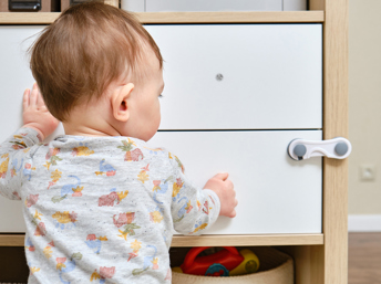 Bebé tratando de abrir un mueble