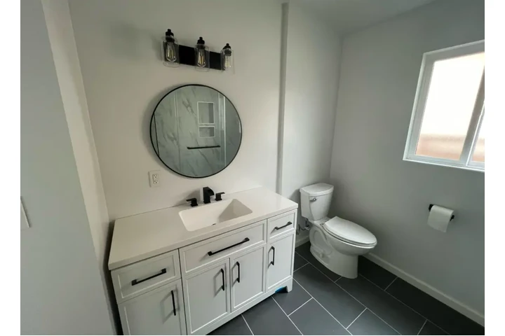 $2200 : 2 Bedroom Home in Los Angeles image 8