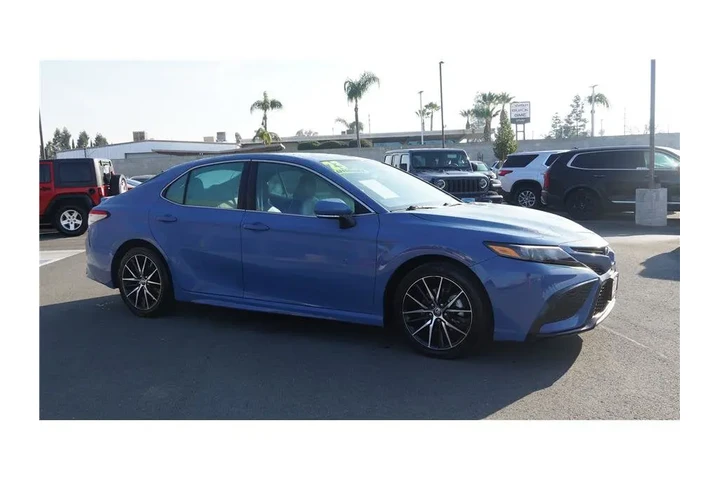 $21984 : 2023 Camry SE Sedan 4D image 4