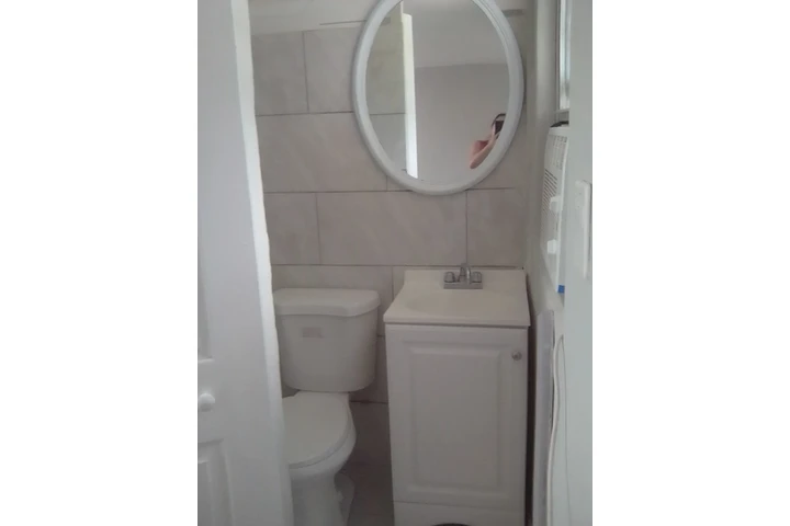 $650 : Rento cuarto indepandiente image 1