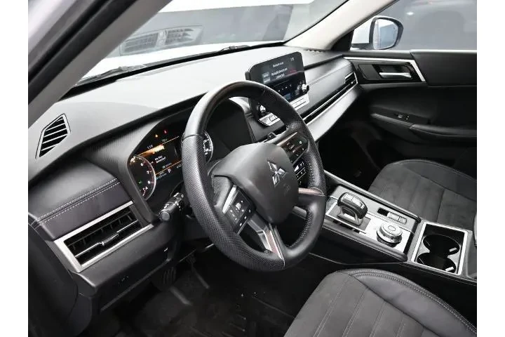 Mitsubishi Outlander 2023 SE image 8