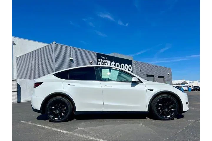 $27997 : Tesla Model Y 2021 AWD Long image 5