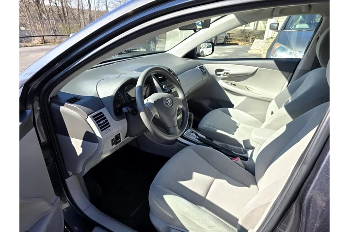 $6900 : 2010 Corolla Base 5-Speed MT image 3