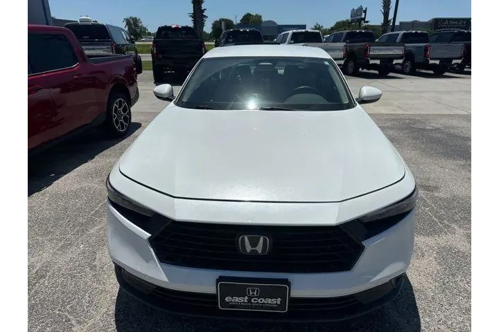 $25390 : Honda Accord 2023 LX 4dr Sed image 2