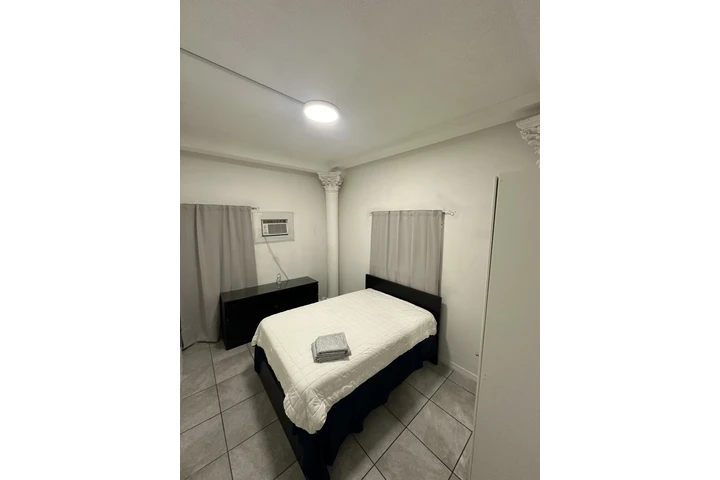 $700 : RENTO CUARTO EN ORLANDO image 1