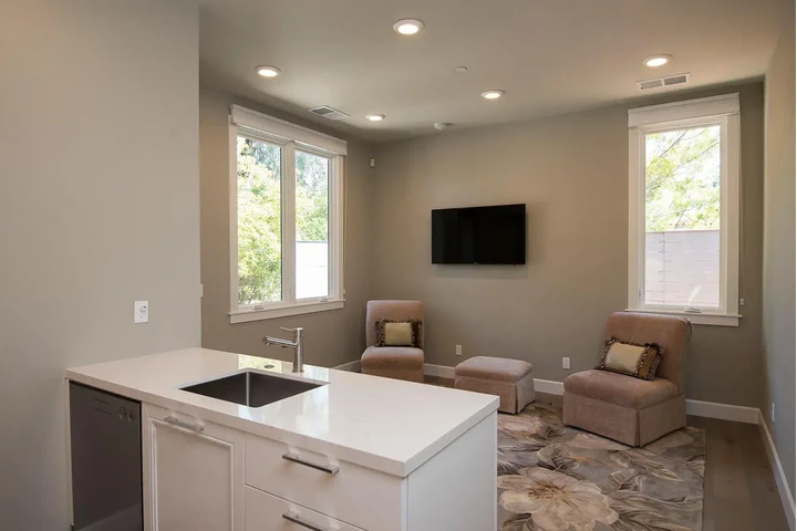 $1000 : Cozy Studio and 1-Bathroom image 9