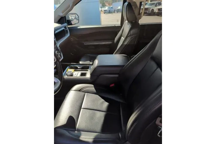 $37842 : Ford Expedition 2024 4x2 XLT image 6