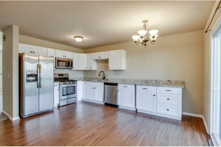$980 : Fantastic 3 bedroom 1.1 bath d image 8