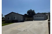 The back unit features 3 bedr en Los Angeles