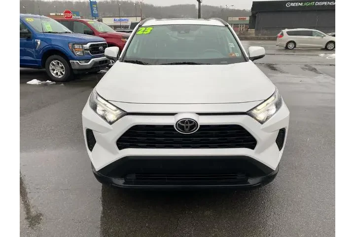 $32935 : Toyota RAV4 2023 AWD XLE 4dr image 3