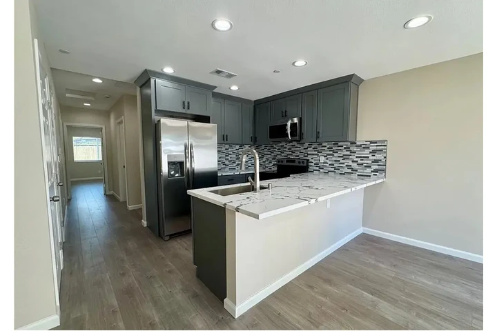 $1900 : Single family 2Bed home in LA image 2
