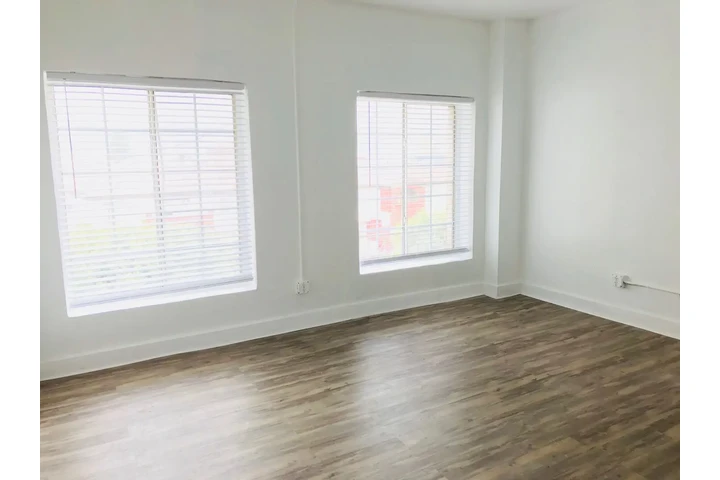 $1345 : Justo en el corazón de DTLA! image 7