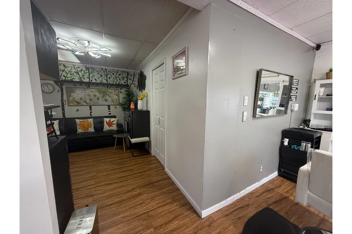 RENT ROOM BEAUTY SERVICES image 2
