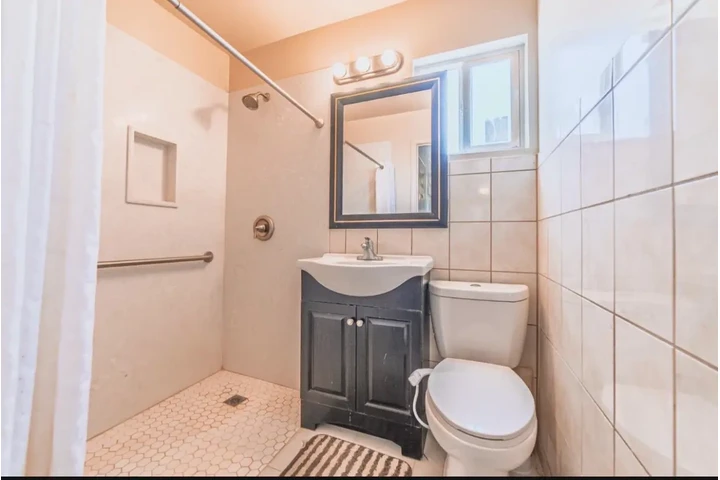 $1000 : Welcome to this inviting 3 bed image 5