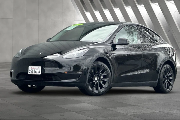 $38000 : Tesla Model Y 2025 AWD Long image 2