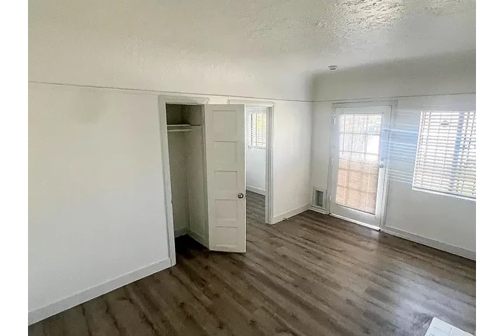 $1550 : Modern 1bd 1ba @ South Gate. image 1