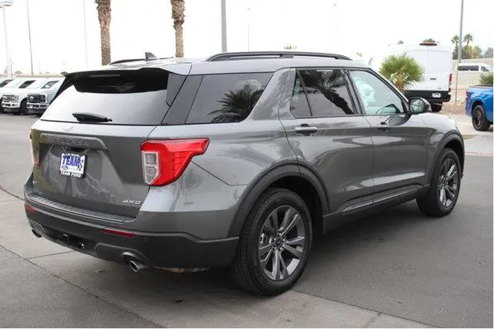 $27345 : Ford Explorer 2023 AWD XLT 4 image 8