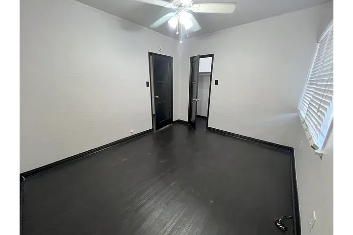 $1095 : Spacious 1bd 1ba at Huntington image 1
