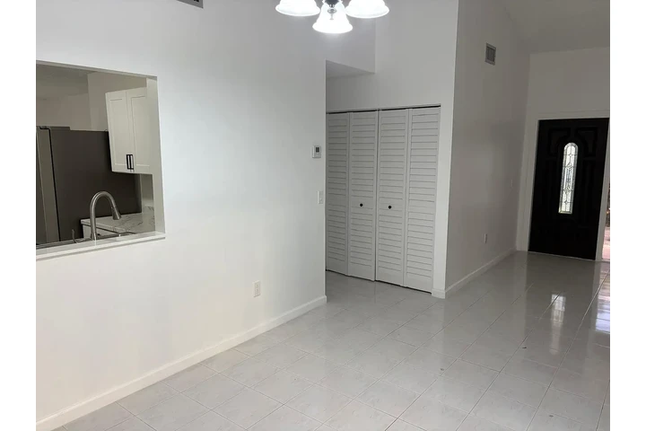 $980 : Recently renovated 3 Bed 2 bat image 3