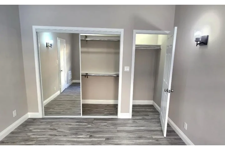 $1950 : 2 Bedroom Apt in Los Angeles image 9