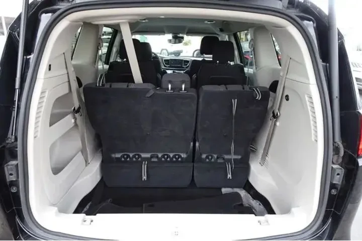 $24999 : 2024 CHRYSLER VOYAGER image 9