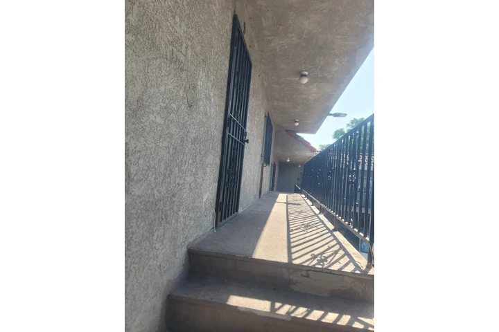 $1500 : Single 140 e. Manchester $1500 image 2