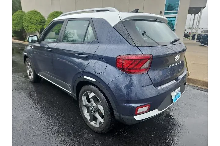 $15376 : Hyundai VENUE 2022 SEL 4dr C image 5