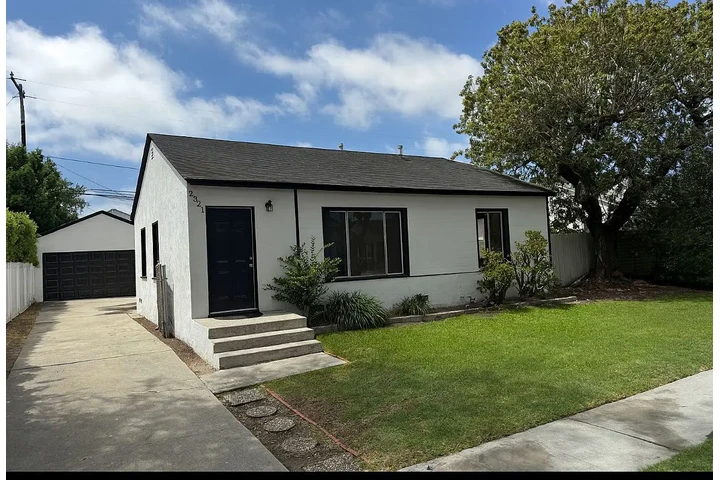 $1000 : Updated 3 bedroom 2 bath home image 1