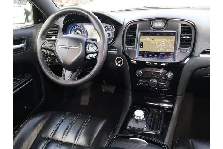 $23988 : Chrysler 300 2023 S V6 4dr S image 9