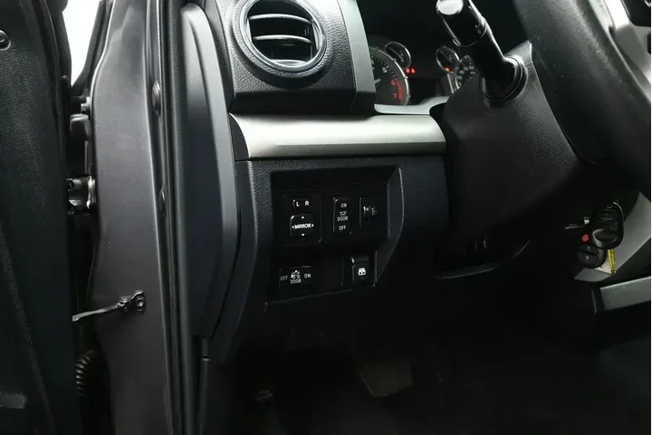 $36947 : Toyota Tundra 2017 4x4 SR5 4 image 9