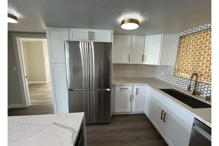 $950 : Lovely modern Spacious home image 5