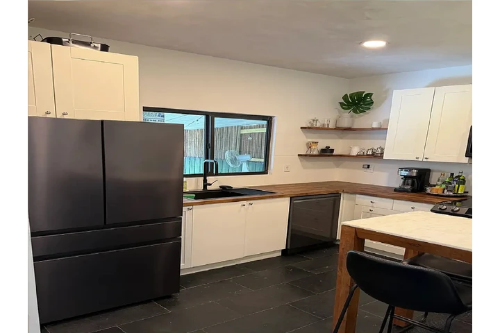 $1050 : New floors appliances home image 5