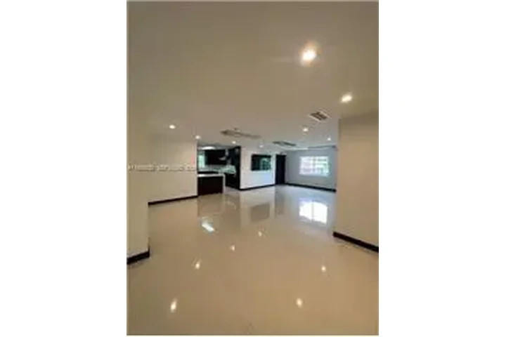 $4500 : Rental property with 4 bedro image 9