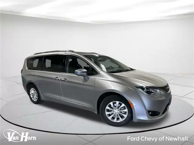 $15737 : Pre-Owned 2018 Pacifica Touri image 1