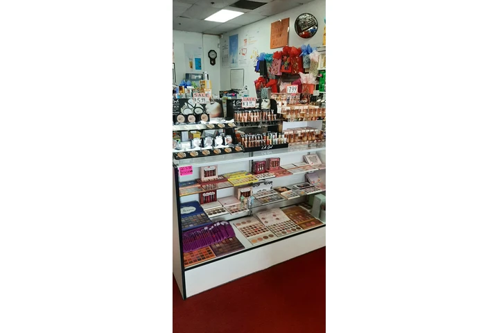 Perfumes y cosmeticos image 3