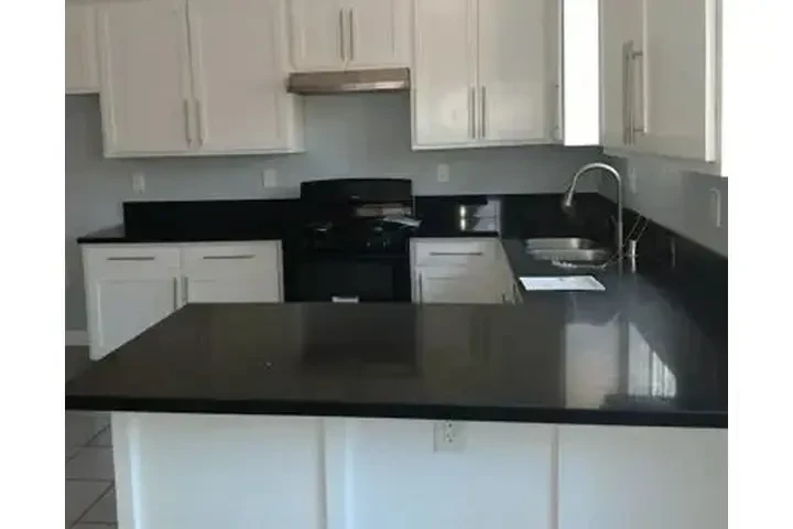 $3100 : LARGE 3 BEDROOM, APT. image 5