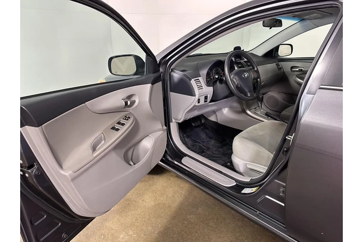 $15000 : 2013 Corolla LE image 2