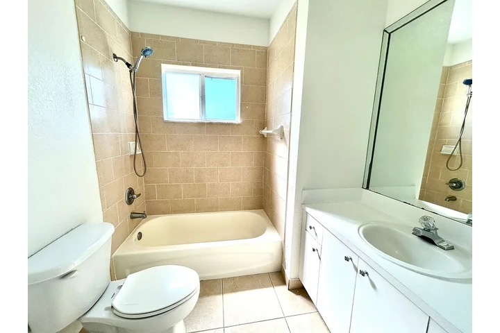 $900 : charming HOME ..Miami, FL image 7