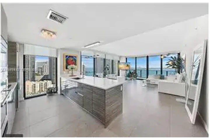 $5850 : Rental property with 3 bedro image 5